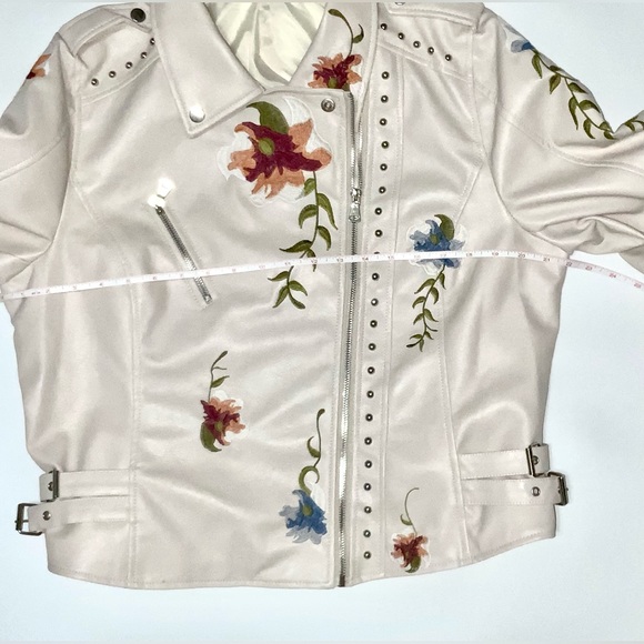 Jacket Embroidery detail studded, Front zipper. Boho Cream M/L Vegan Leather - Picture 9 of 13